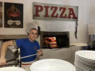 Pizzeria con forno a legna della Braceria di Maccarese a Roma